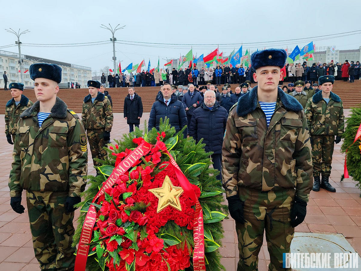ФОТОФАКТ: В память о павших в боях в Витебске возложили цветы к Вечному огню на площади Победы