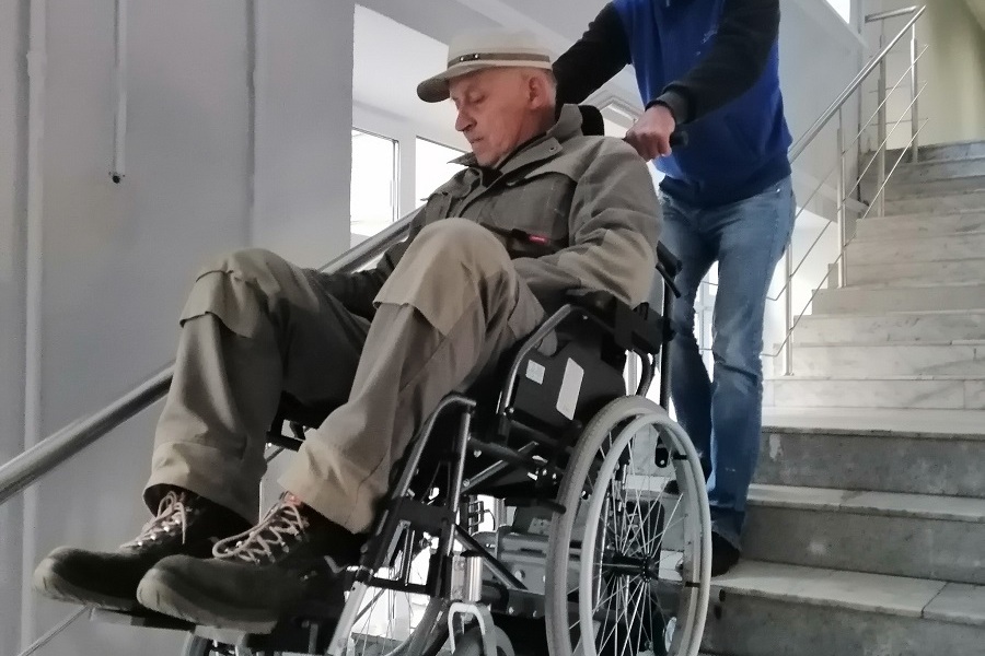 ТЦСОН Октябрьского района Витебска приобрел автоматический электрический гусеничный лестничный подъемник для людей с ограниченными возможностями