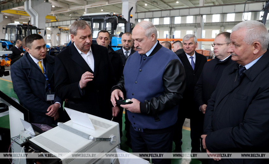 Александр Лукашенко в Толочинском районе незапланированно посетил частное строительное производство