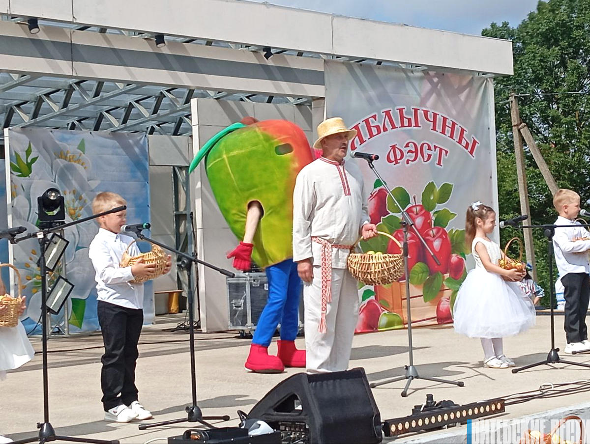 У Шаркаўшчыне праходзiць абласное свята «Яблычны фэст»