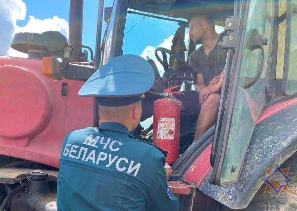 Сотрудники МЧС Лиозненского района посетили сельскохозяйственные организации во время уборочной кампании