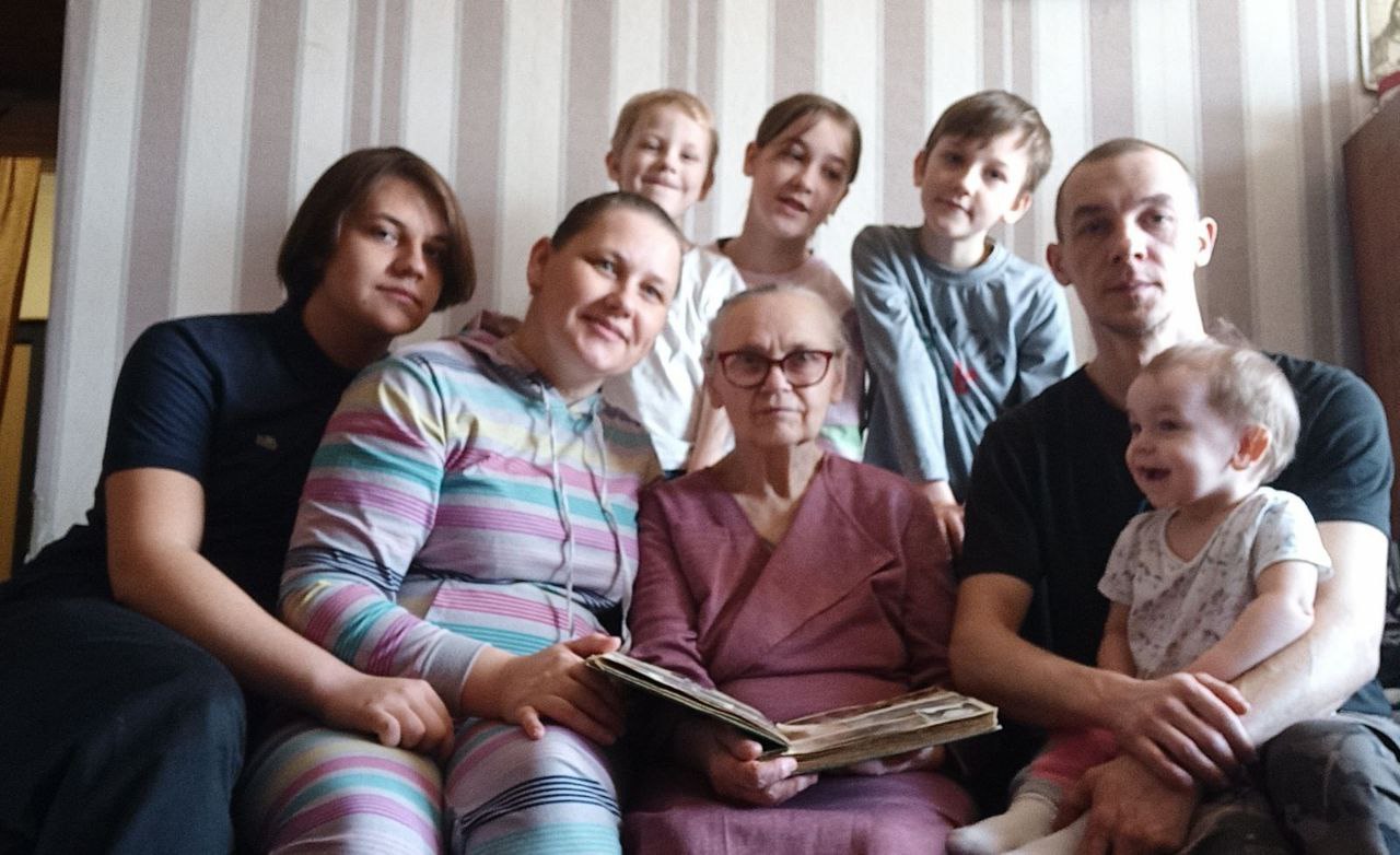 Как празднует католическую Пасху многодетная семья Букситов из Браславского района?
