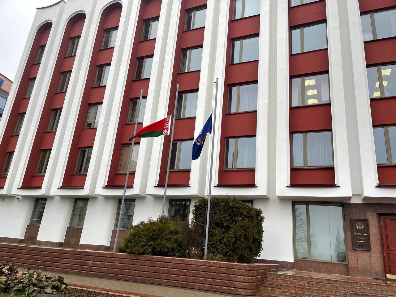 МИД Беларуси приспустил флаги в знак скорби по жертвам теракта в России