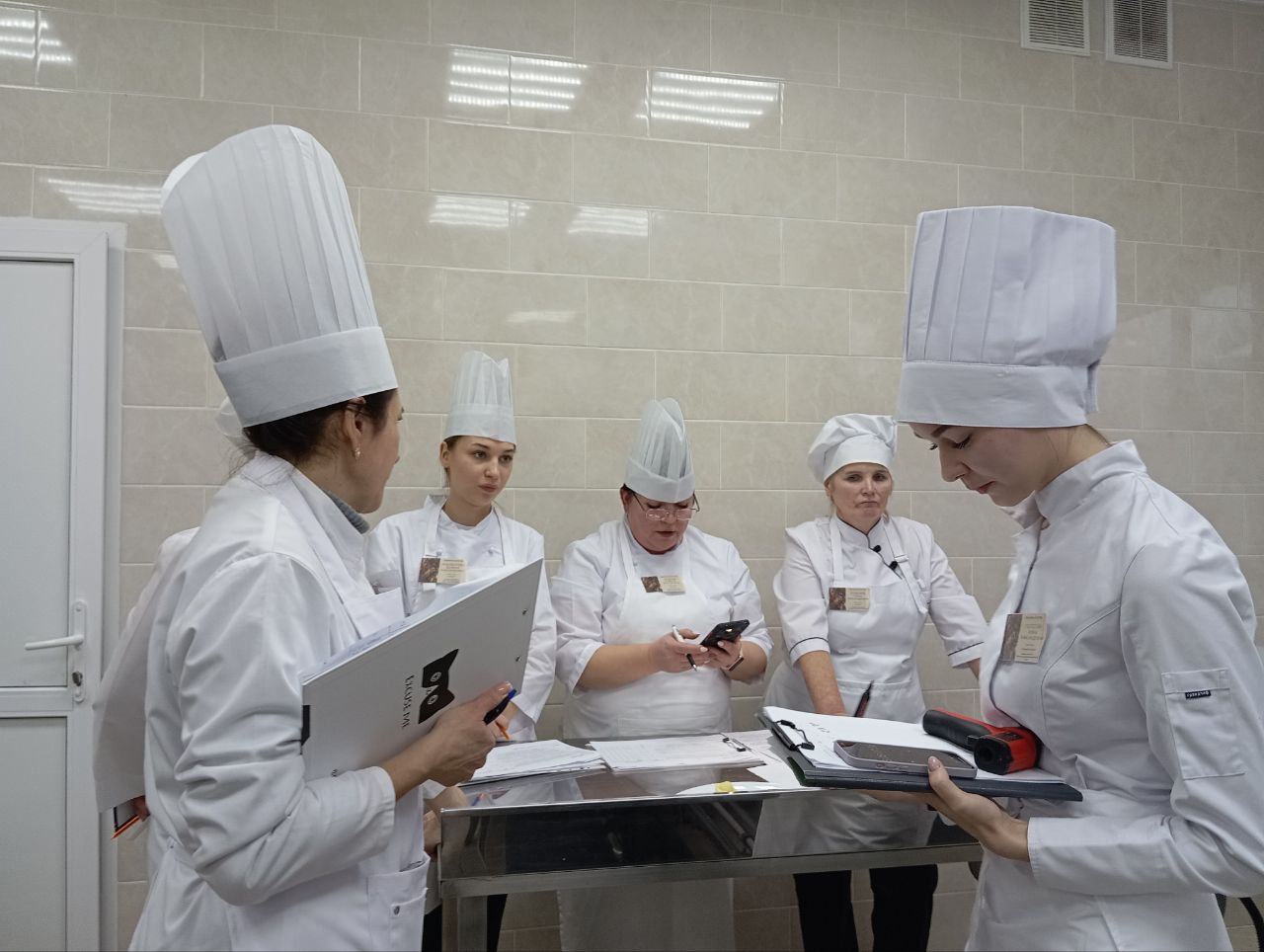 Три блюда за три часа. В Орше прошел конкурс профмастерства среди поваров