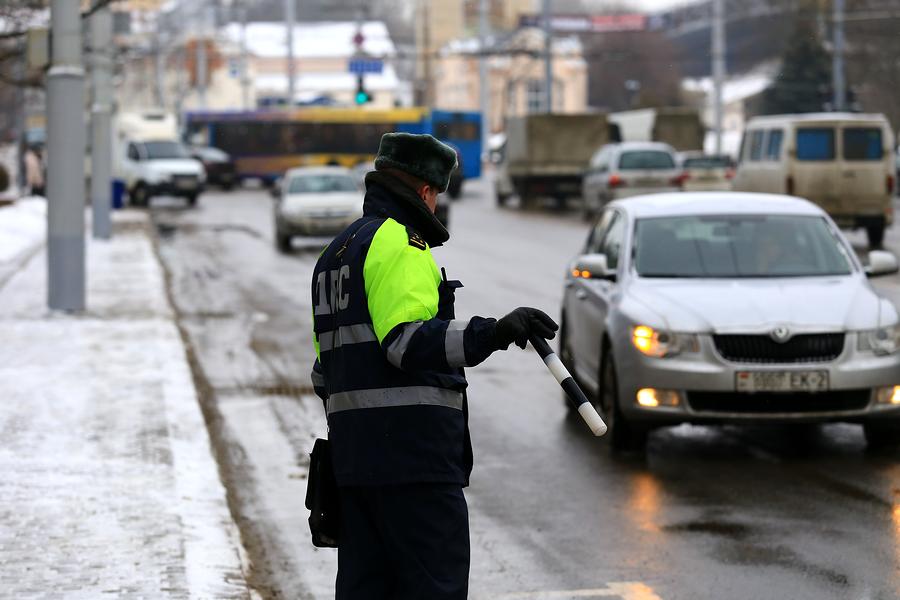 ГАИ начала штрафовать водителей за летнюю резину в Витебске и Витебской области. Кто чаще нарушает?