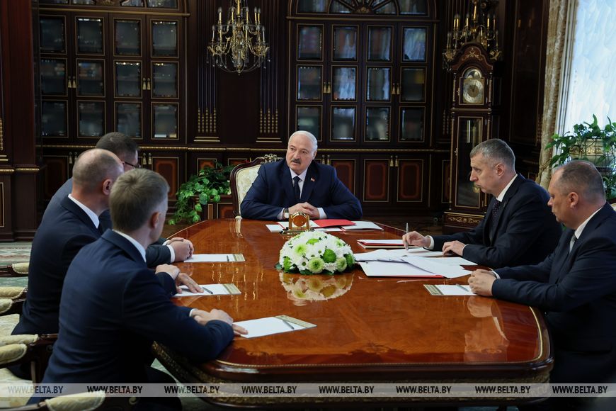 На примере электробусов и роботов для доения коров. Лукашенко обозначил ориентиры для промышленников