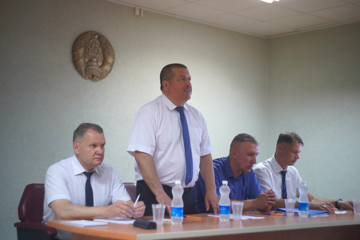 В рамках Единого дня информирования Анатолий Линевич провёл встречу с коллективом ФК «Витебск»
