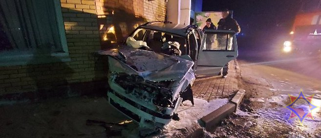 В Поставском районе произошло ДТП: спасателями деблокирован пострадавший