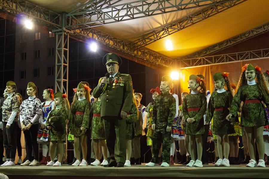 Акцией «Споем «День Победы» вместе» и праздничным салютом завершилось 9 Мая в Витебске
