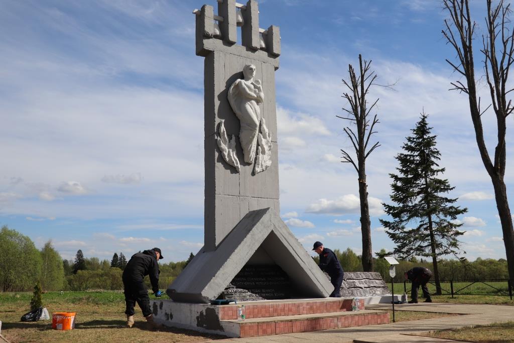 К 80-летию Победы спасатели Витебщины благоустроили мемориальный комплекс