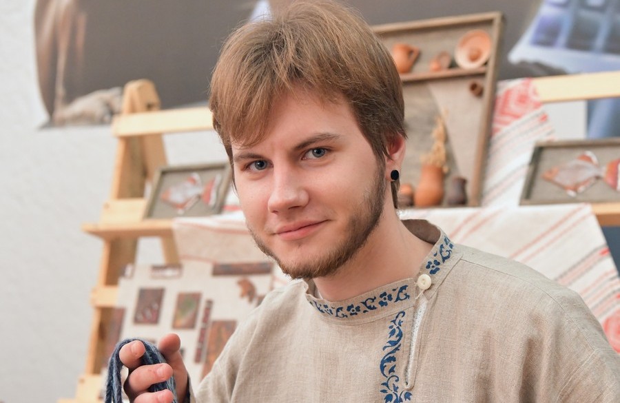 20-летний витебчанин Евгений Гетманов занимается ткачеством и учит старинному ремеслу школьников