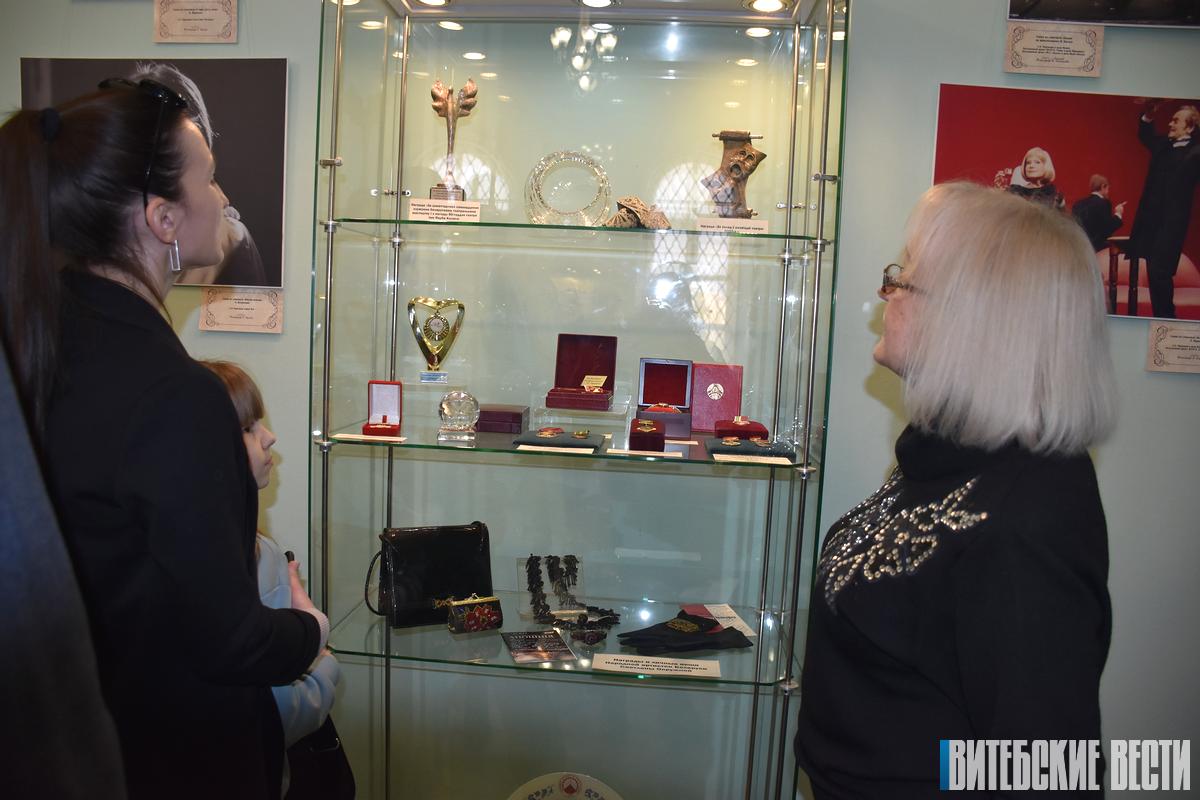 Медные солиды и платье Марлен Дитрих: в витебской ратуше открыли необычную выставку
