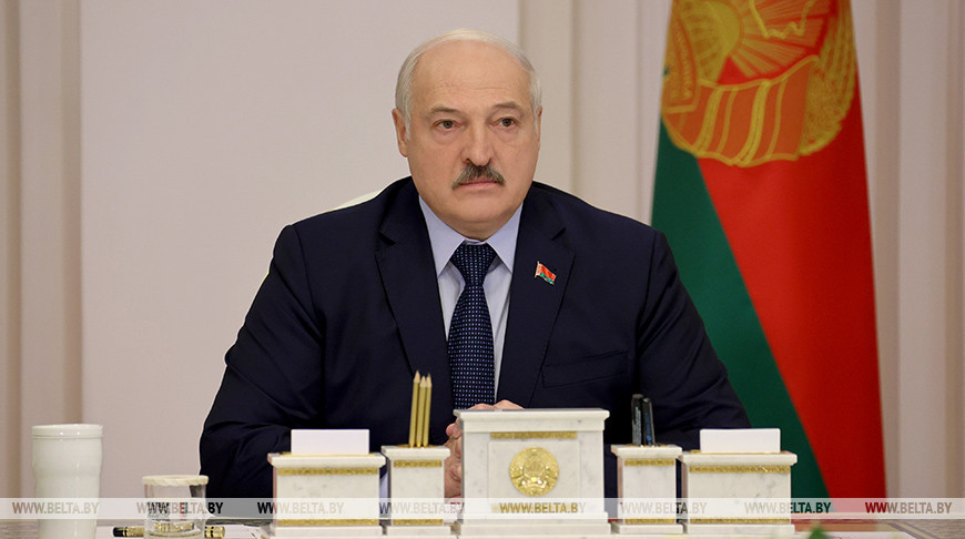 Александр Лукашенко: при принятии Конституции зря не рискнули предложить людям избирать президента на ВНС