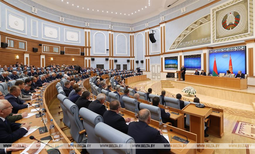 Лукашенко потребовал от чиновников быстро и адекватно реагировать на обращения граждан