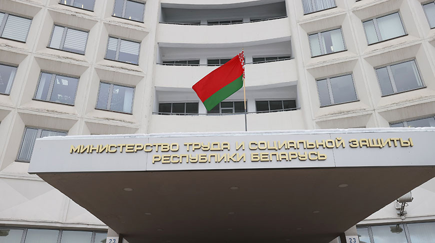 Минтруда: с 1 июля 2025 года социальные выплаты будут перечисляться только на базовый счет