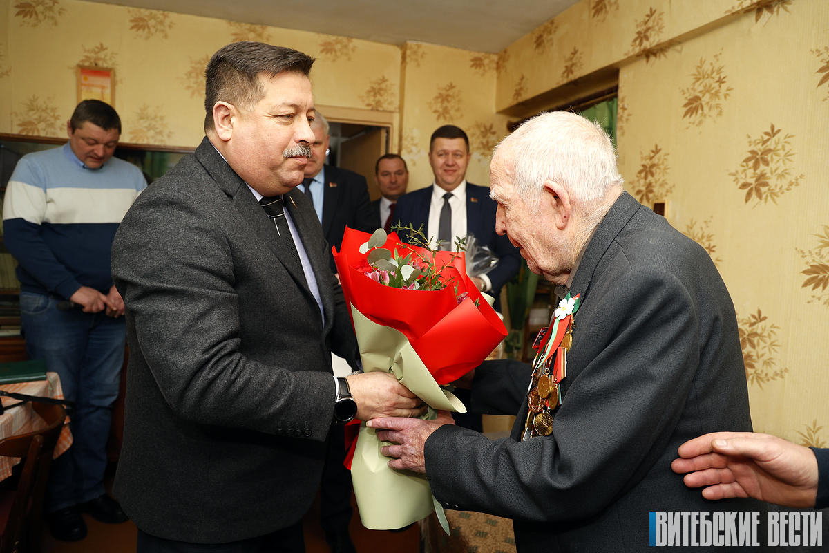 В Витебске со 100-летним юбилеем поздравили участника Великой Отечественной войны Аркадия Однорукова