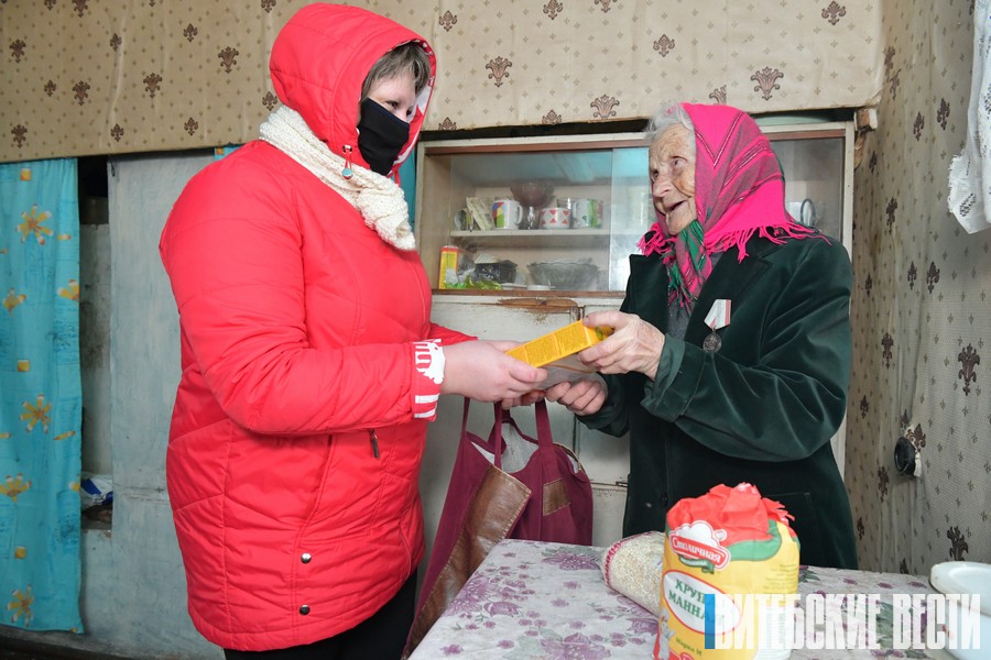 Как социальные работники и волонтеры Ушачского района помогают пожилым людям в период коронавирусной пандемии