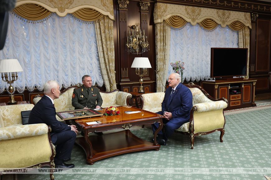 Лукашенко поблагодарил Россию за подготовку белорусских военных наравне с россиянами