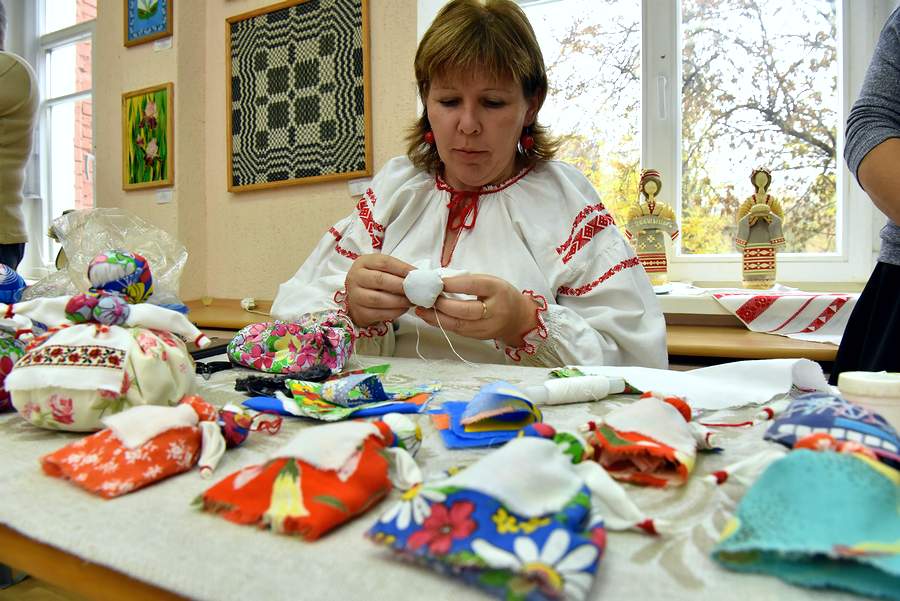 Ручнiкi i сурвэткi з аптычным эффектам прадстаўлены на выставе ў Вiцебску