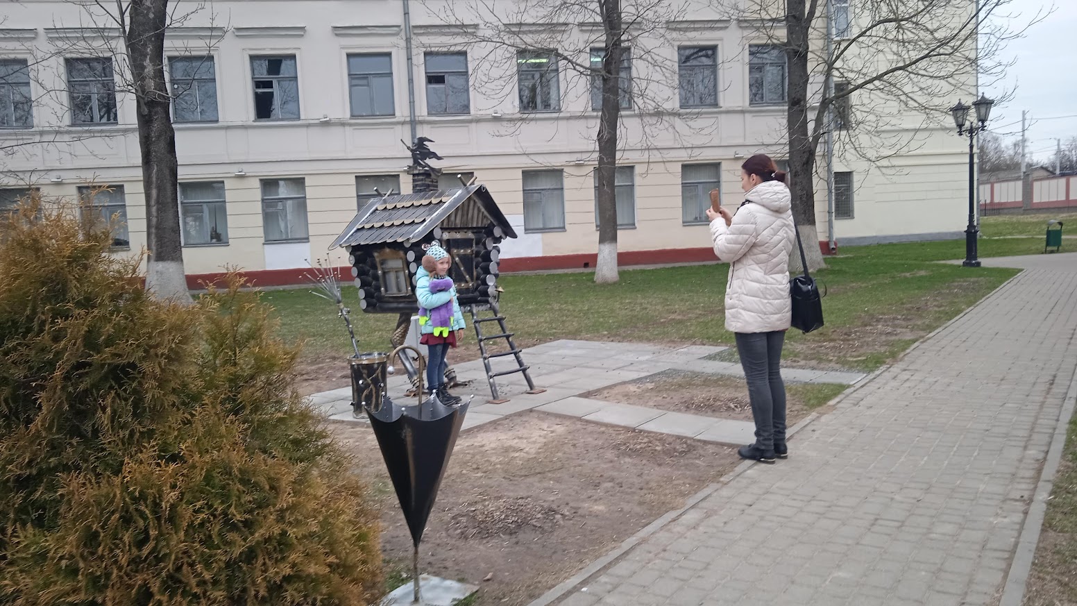 В центральной части Витебска появилась избушка на "курьих" ножках и другие новые оригинальные арт-объекты