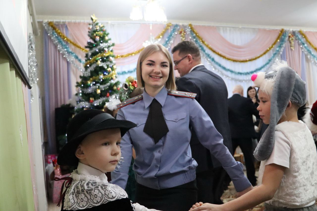 В Витебске сотрудники милиции поздравили детей с наступающим Новым годом