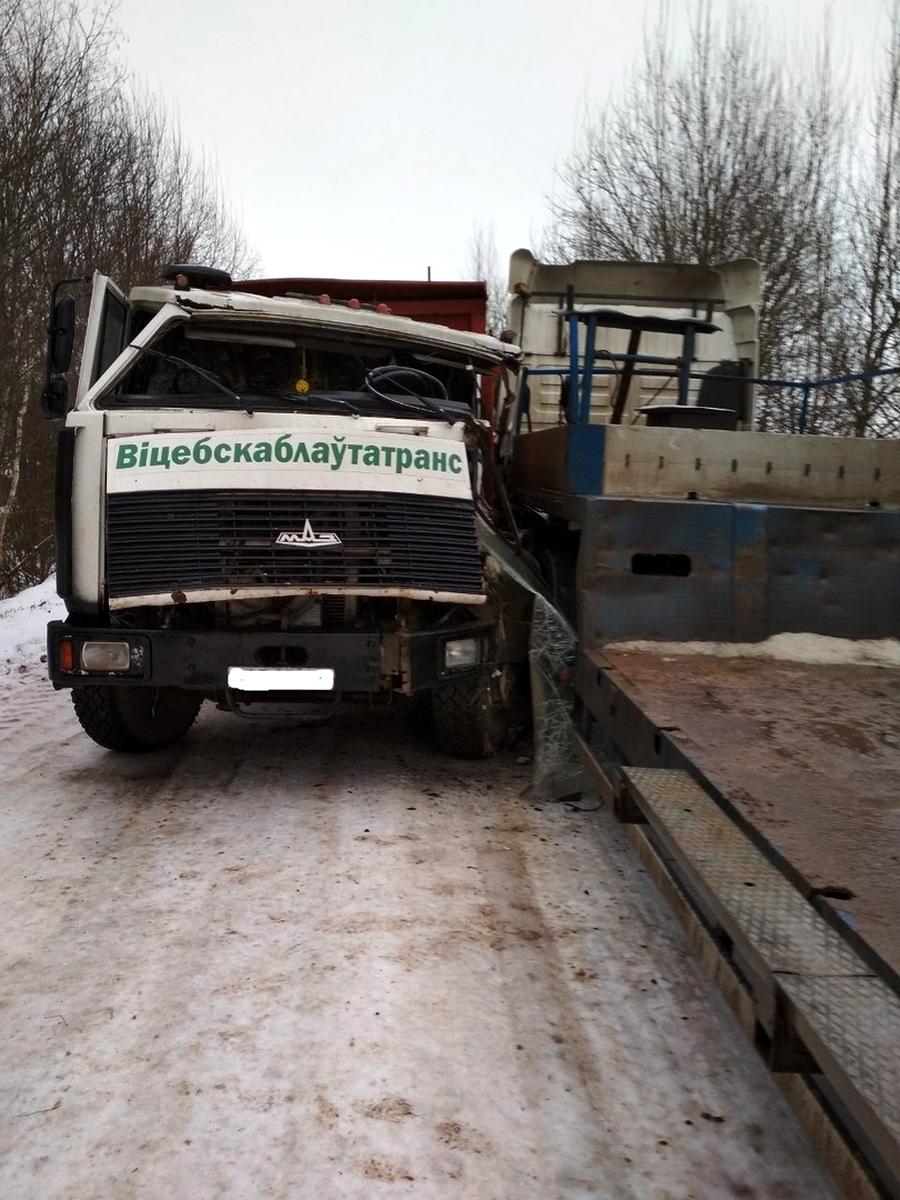 В Лиозненском районе грузовик наехал на припаркованный МАЗ