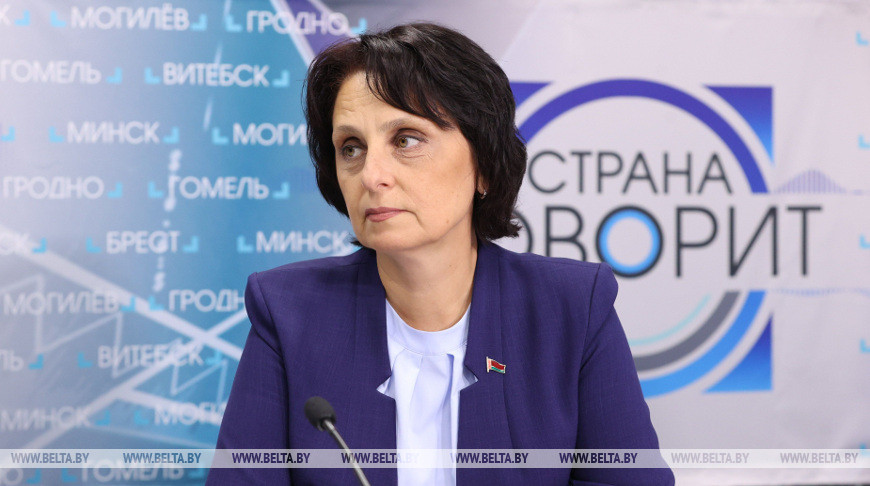 Детям можно пользоваться мобильными телефонами на уроках. В Минобразования рассказали, в каких случаях