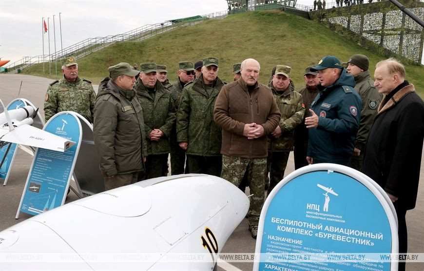 "Нежелательно, чтобы они воевали в Украине: все-таки свои люди". Александр Лукашенко ознакомился с белорусскими беспилотниками