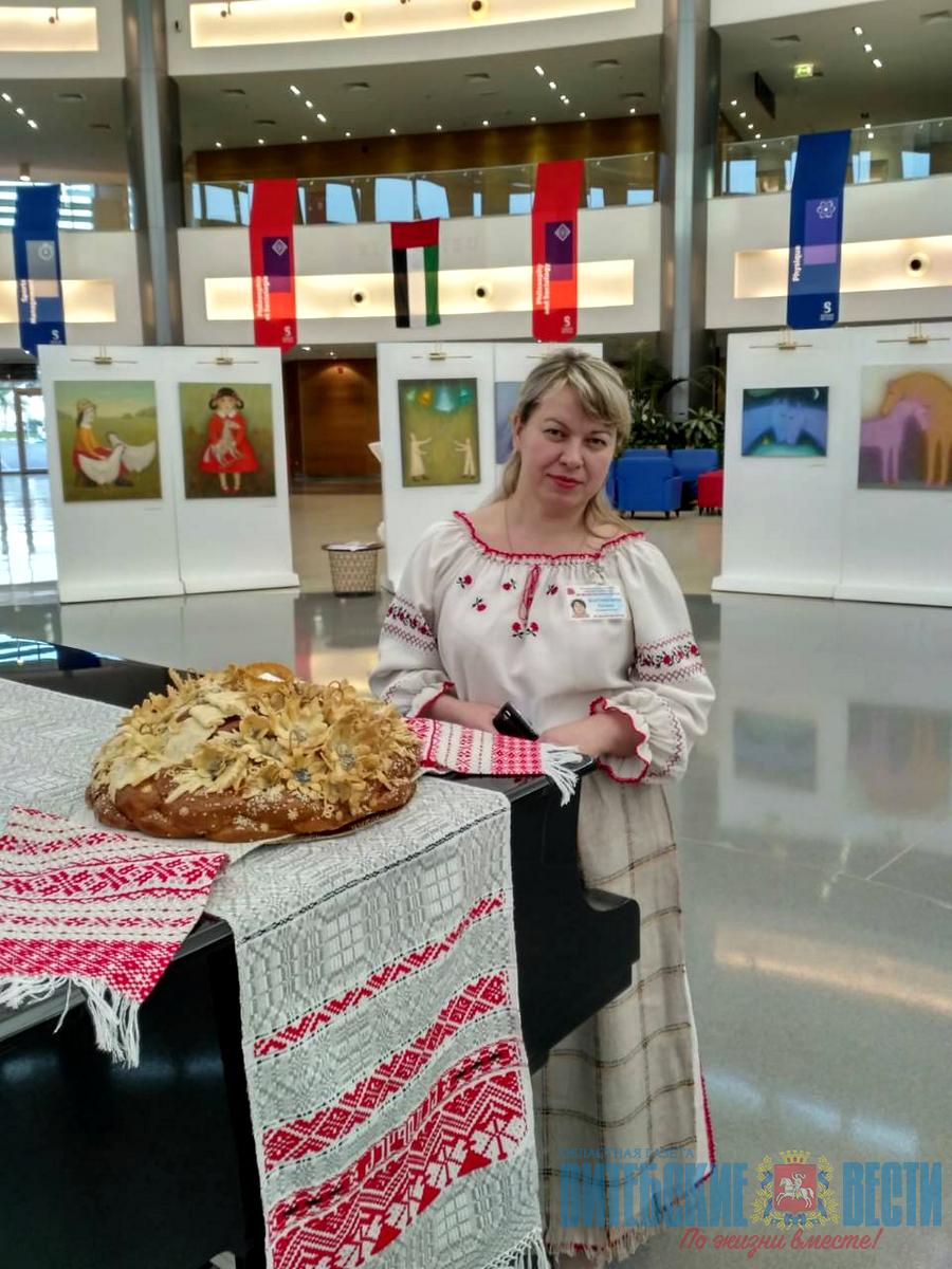 Докшицкая мастерица учила плести белорусские лапти арабских студентов в ОАЭ