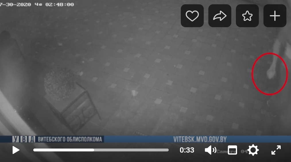 В Орше двое парней разбили рекламную вывеску и планировали скрыться на такси
