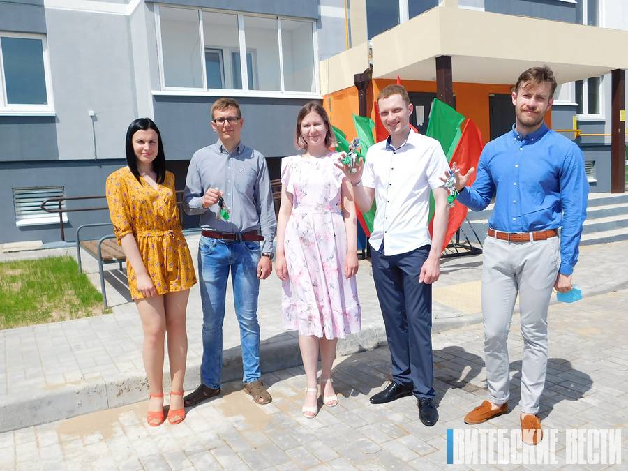 Молодым специалистам Браславской ЦРБ вручили ключи от новых квартир