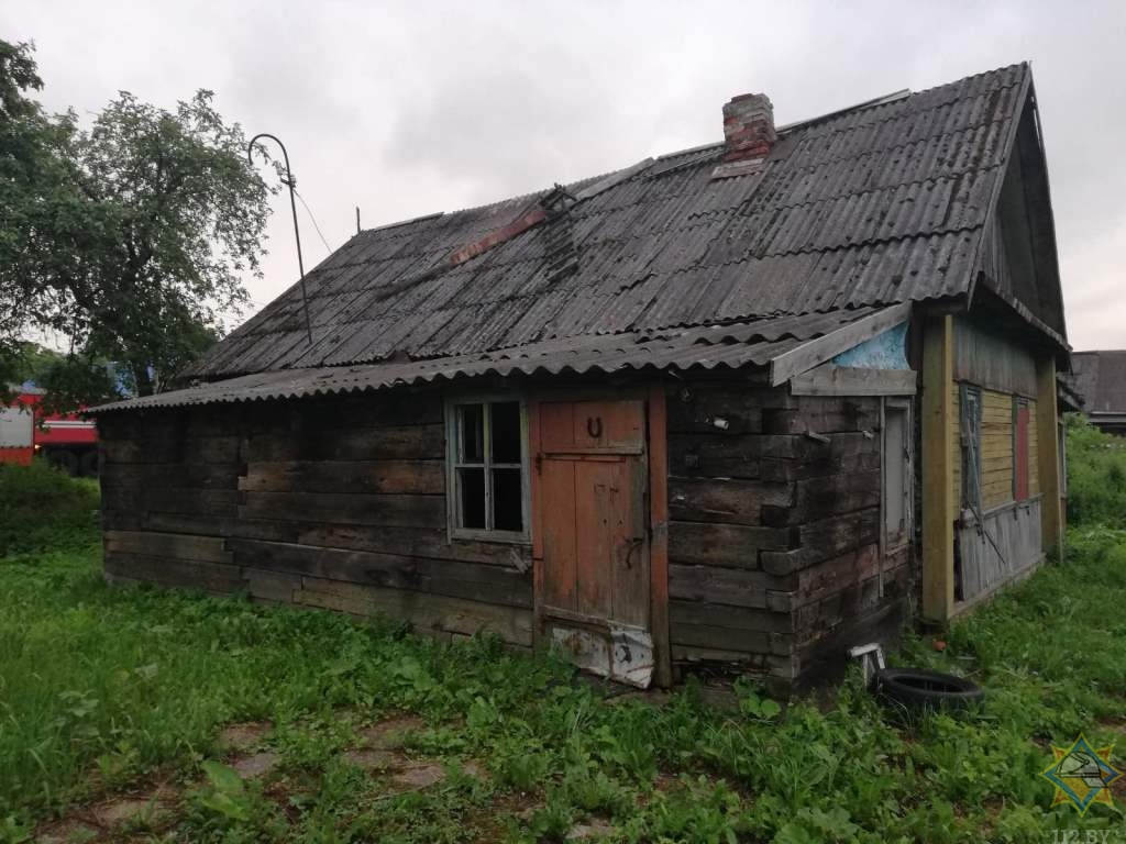 Работники МЧС спасли мужчину во время пожара в нежилом доме в Орше