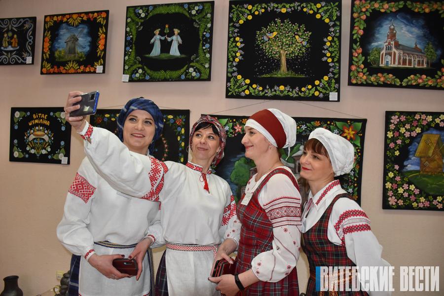 В областном методическом центре народного творчества представлена выставка мастеров Шумилинщины