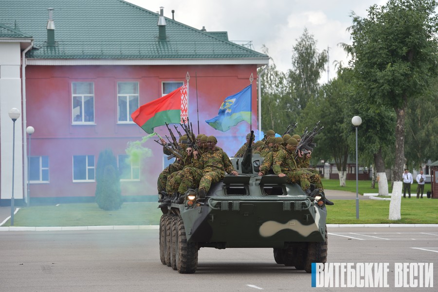 Витебские десантники в День ВДВ прошли колонной по центру города и показали реконструкцию боев ВОВ