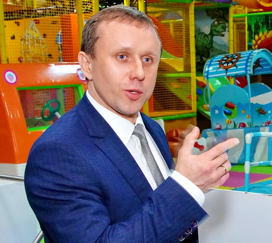 Житель Новолукомля развивает развлекательную инфраструктуру и готовит юных чемпионов