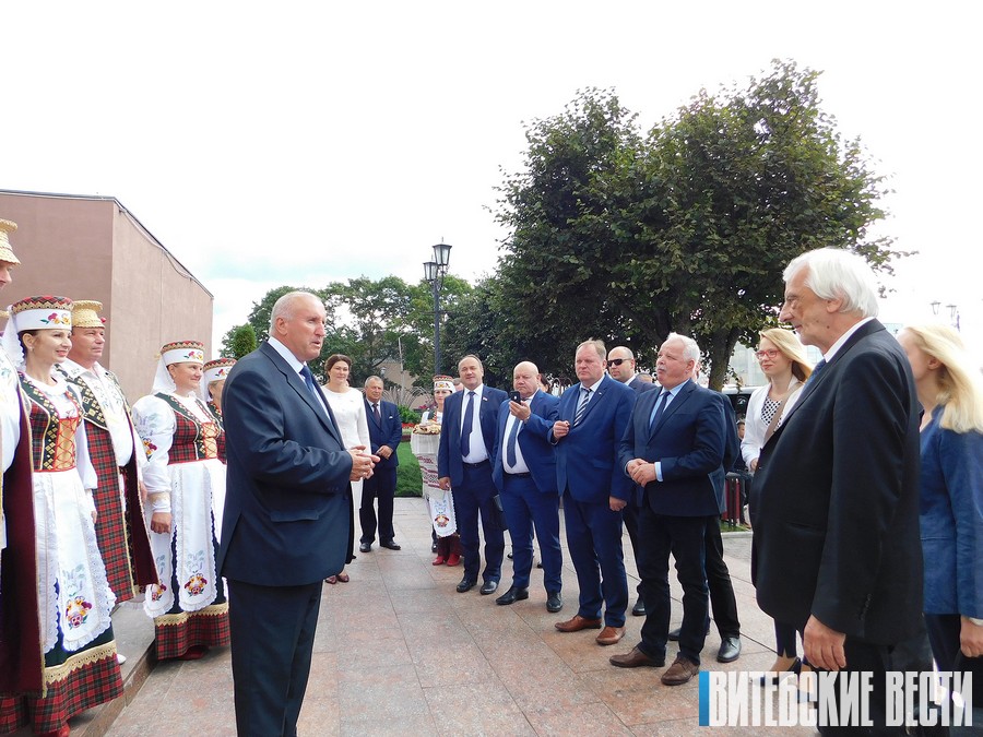 Польская парламентская делегация посетила Глубокский район. Гостей встречали душистым караваем