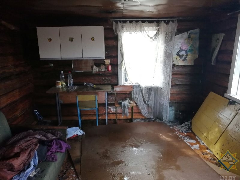 Под Чашниками из-за выжигания сухой травы сгорела дача