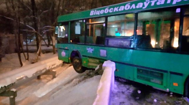Автобус с пассажирами врезался в ограждение на мосту Металлистов в Витебске 