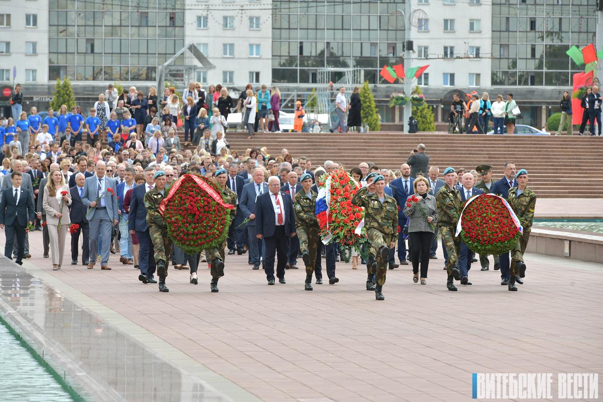 Церемония возложения цветов к Вечному огню мемориального комплекса в честь советских воинов-освободителей прошла в Витебске