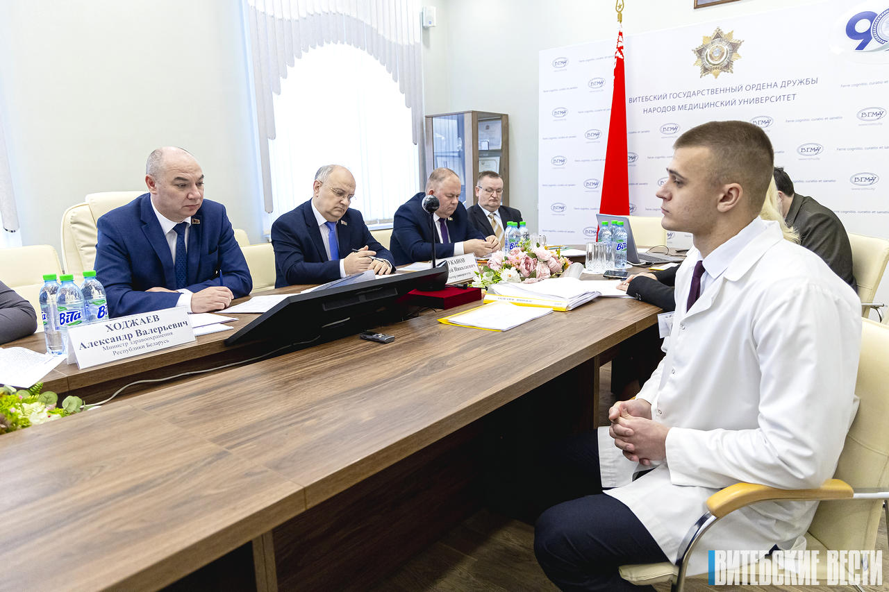 ФОТОФАКТ: В Витебском медуниверситете проходит итоговое распределение шестикурсников