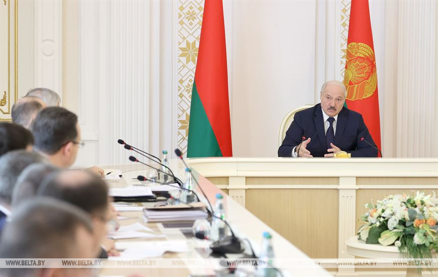 Лукашенко рассказал о содержимом чемодана, который он взял на встречу с Путиным в Сочи