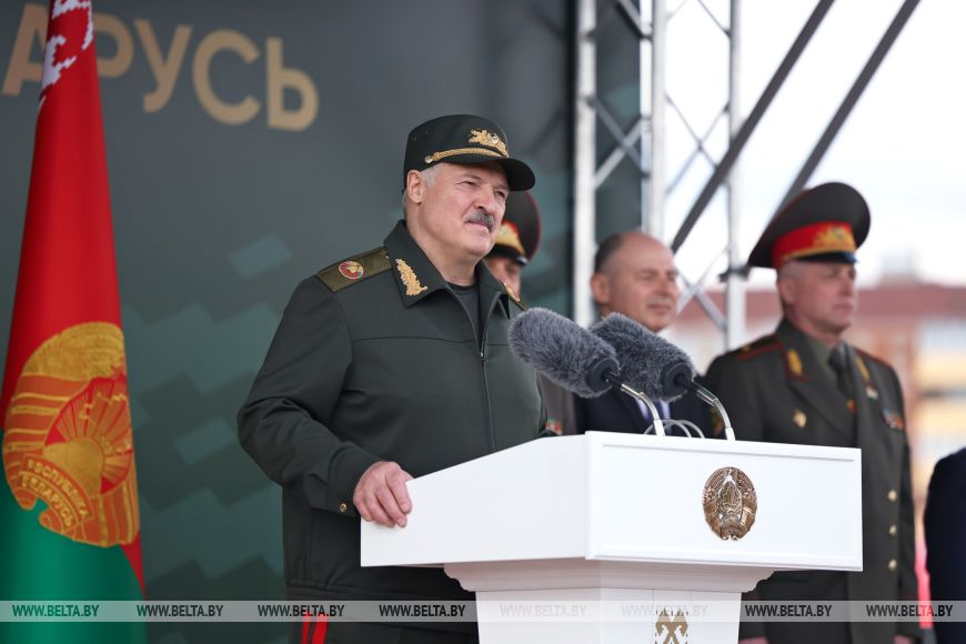 Лукашенко: мощь и силу армии определяют преданные родной стране военнослужащие