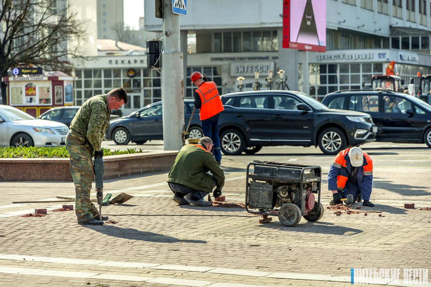 ФОТОФАКТ: Коммунальники и жители Витебска активно включились в работу по наведению порядка в городе