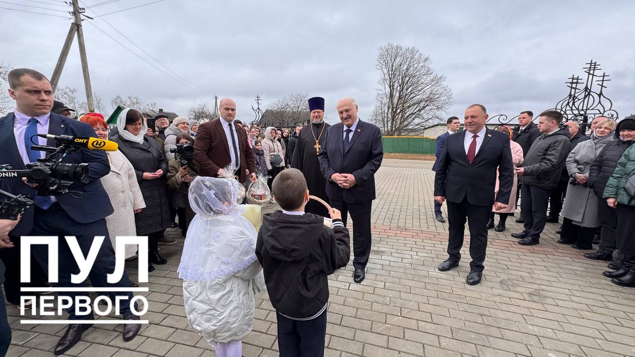 Лукашенко на Пасху приехал в храм Святителя Николая Чудотворца в Шкловском районе
