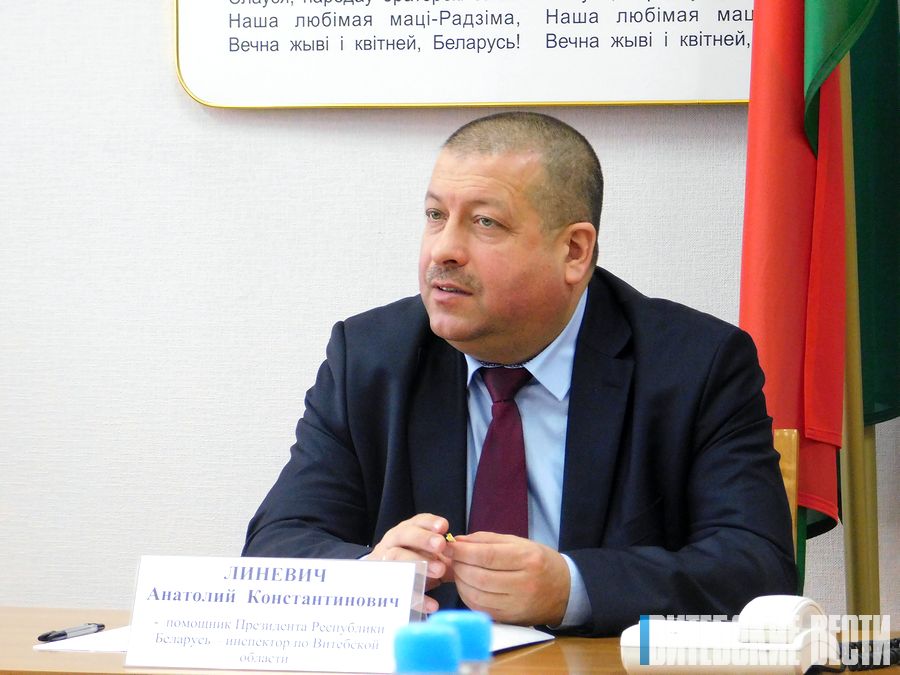 Анатолий Линевич провел выездной прием граждан и прямую телефонную линию в Бешенковичском райисполкоме