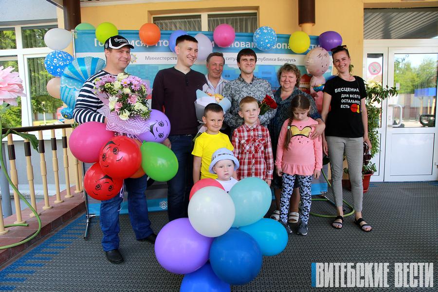 МЧС устроили «выкуп» для отцов, которые забирали своих детей из витебского роддома