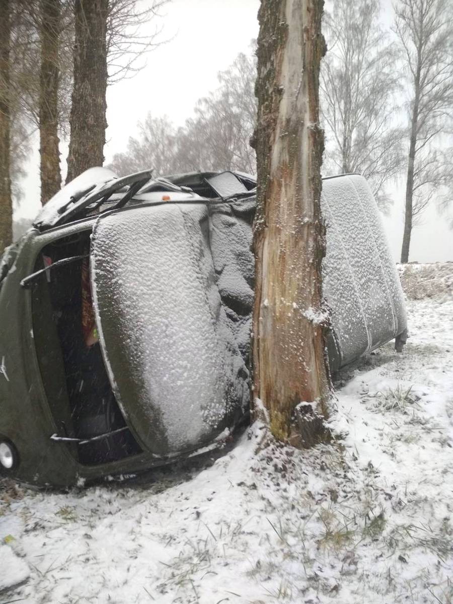 УАЗ перевернулся и врезался в дерево на трассе Витебск – Городок