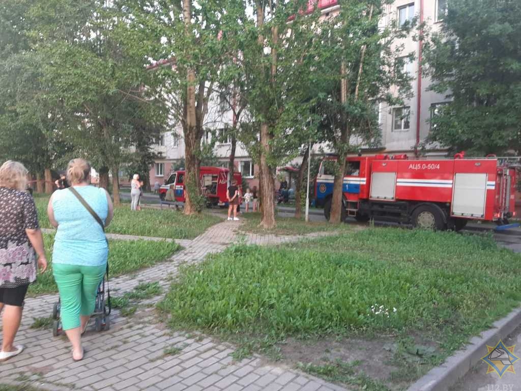 В Витебске спасатели эвакуировали из горящей многоэтажки 11 человек