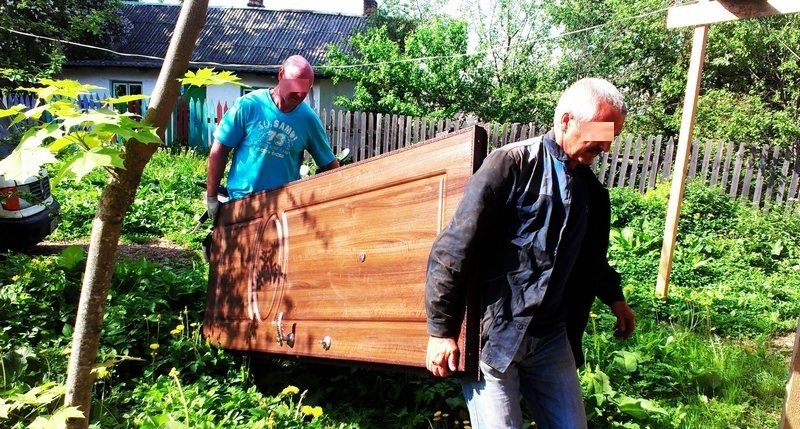 В Витебске отец и сын утащили из подъезда знакомой чужие двери