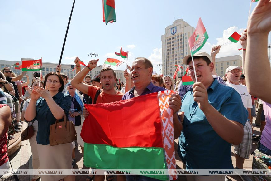 На площади Независимости в Минске люди собрались на митинг в поддержку мира и спокойствия в Беларуси
